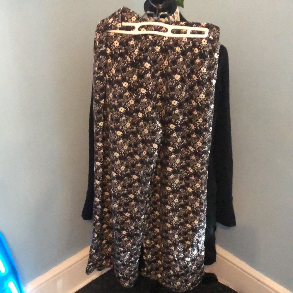 HOLLISTER PANTS. SIZE S. Black & white floral design. Great condition. Loose fit